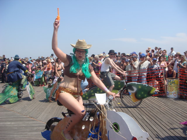 20080621-mermaid-parade-71-cowgirl-on-bi